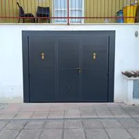 Porta basculante per garage realizzata in pannelli sandwich schiumati, finitura monodoga liscia di colore grigio 7016