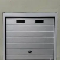 Porta sezionale per garage Serrmetall, modello Bidoga goffrato su misura ral 9006
