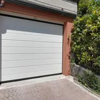 Porta sezionale per garage Serrmetall, modello Bidoga goffrato su misura ral 9010