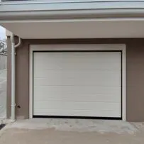 Porta sezionale per garage Serrmetall, modello Bidoga goffrato su misura ral 1013