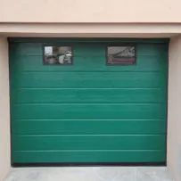 Porta sezionale per garage Serrmetall, modello Bidoga goffrato su misura ral 6005