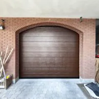 Porta sezionale per garage Serrmetall, modello Bidoga goffrato su misura ral 8014
